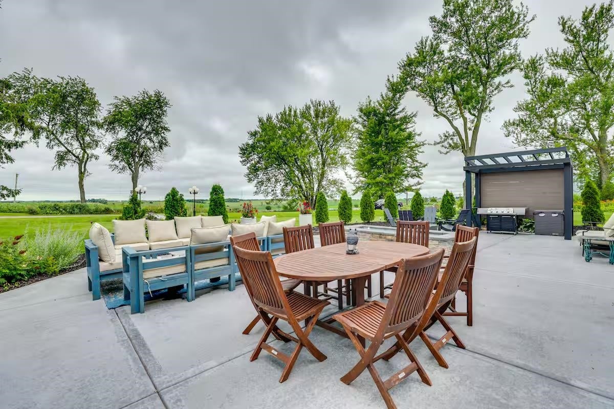 Enjoy rural living from this 5 bedroom 2 bath 3000 square foot beauty – image 9