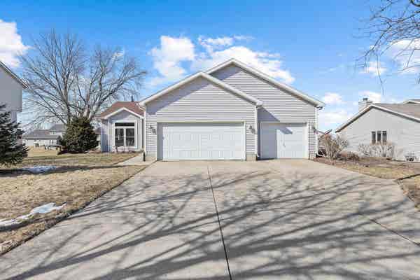 639 N WOODS EDGE DR, OREGON, WI 53575, photo 1 of 34