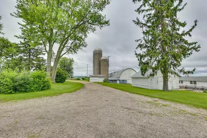 Enjoy rural living from this 5 bedroom 2 bath 3000 square foot beauty – image 16