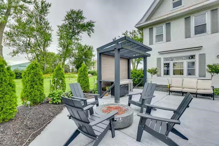 Enjoy rural living from this 5 bedroom 2 bath 3000 square foot beauty – image 6