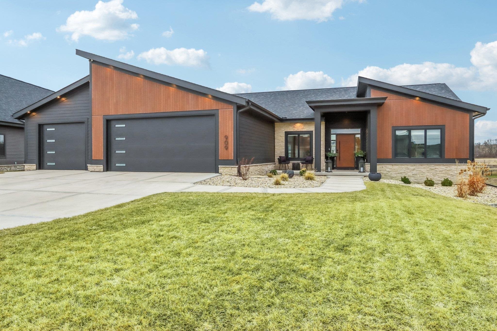 VIEWS OF THE COUNTRYSIDE + BACKS TO CONSERVANCY! IMPECCABLE TWO YEAR O – image 2