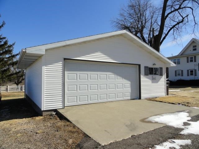 Enjoy rural living from this 5 bedroom 2 bath 3000 square foot beauty – image 75