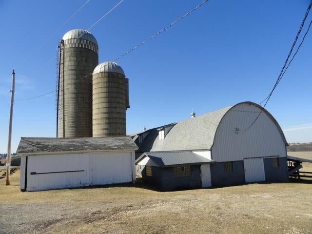 Enjoy rural living from this 5 bedroom 2 bath 3000 square foot beauty – image 71