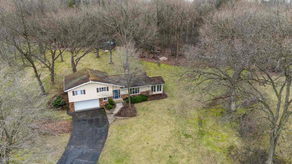 N7389 HILLENDALE PKWY  