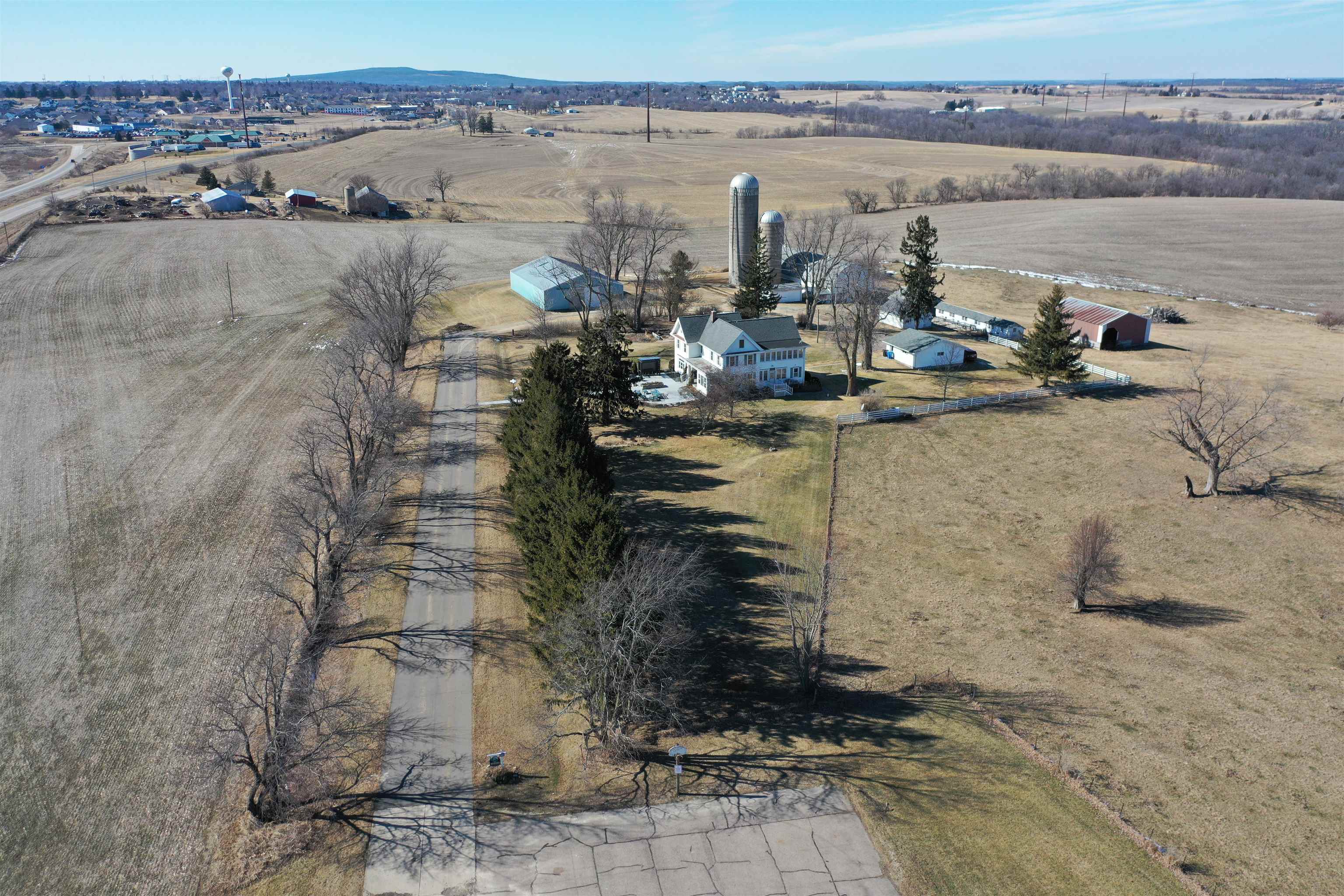 Enjoy rural living from this 5 bedroom 2 bath 3000 square foot beauty – image 58