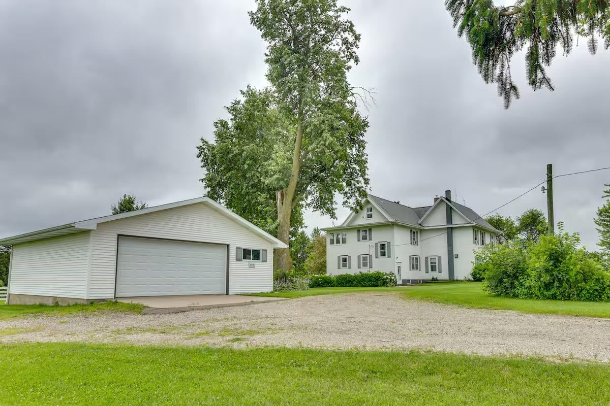 Enjoy rural living from this 5 bedroom 2 bath 3000 square foot beauty – image 10