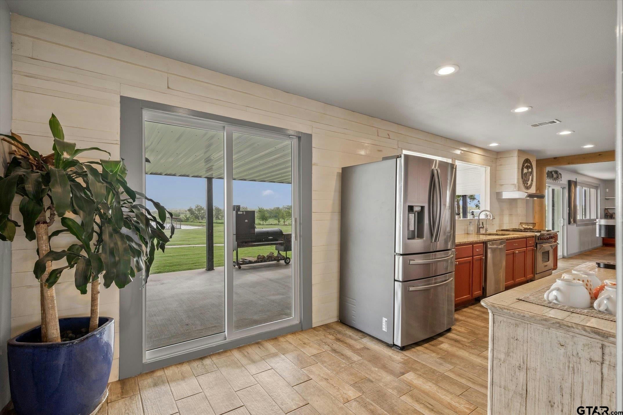 Kaufman, Texas, 75142, United States, 4 Bedrooms Bedrooms, ,3 BathroomsBathrooms,Residential,Active,1808205