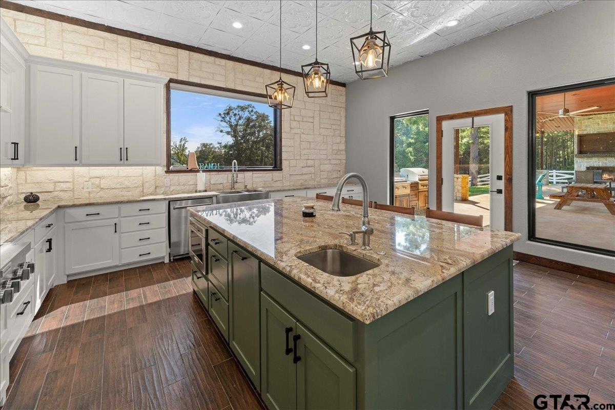 Tyler, Texas, 75706, United States, 3 Bedrooms Bedrooms, ,3 BathroomsBathrooms,Residential,Active,1944458