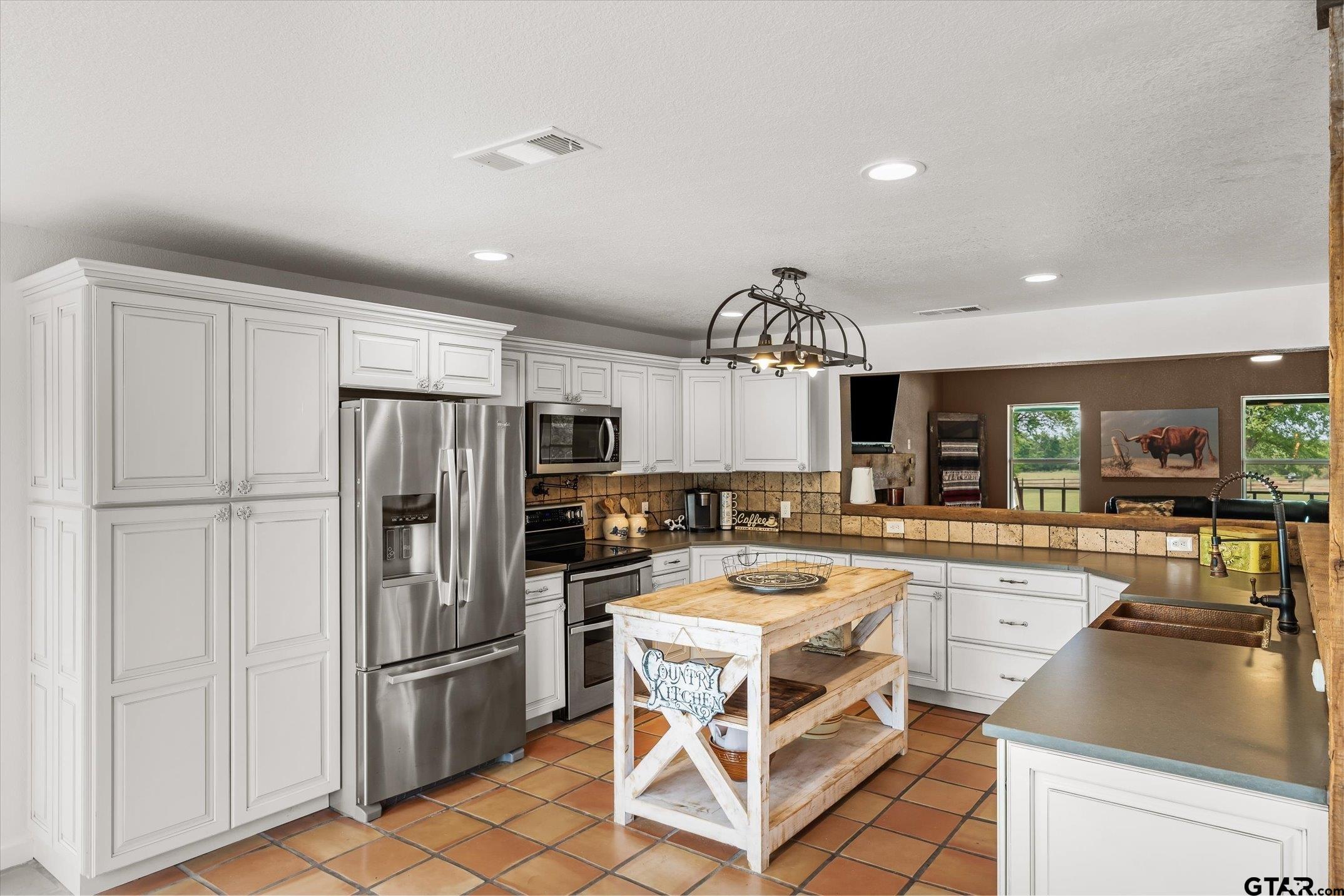 Kaufman, Texas, 75142, United States, 4 Bedrooms Bedrooms, ,3 BathroomsBathrooms,Residential,Active,2044171
