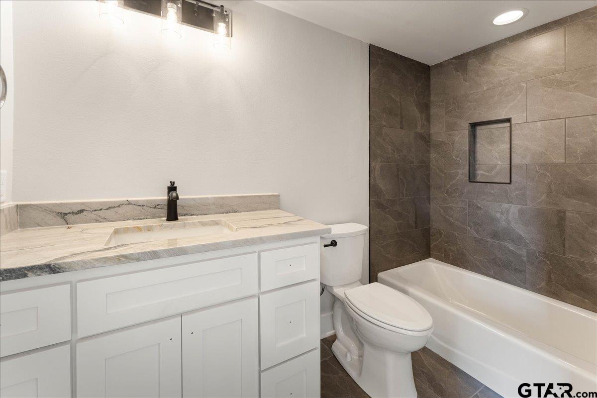 Tyler, Texas, 75706, United States, 4 Bedrooms Bedrooms, ,5 BathroomsBathrooms,Residential,Active,1920259