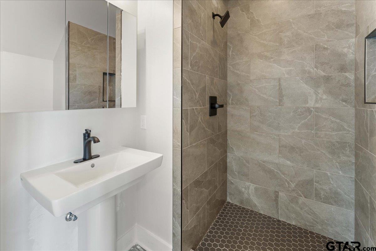 Tyler, Texas, 75706, United States, 4 Bedrooms Bedrooms, ,5 BathroomsBathrooms,Residential,Active,1920259