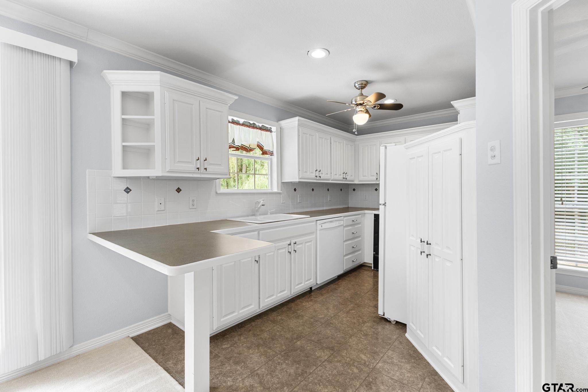 Tyler, Texas, 75703, United States, 6 Bedrooms Bedrooms, ,5 BathroomsBathrooms,Residential,Active,1892424