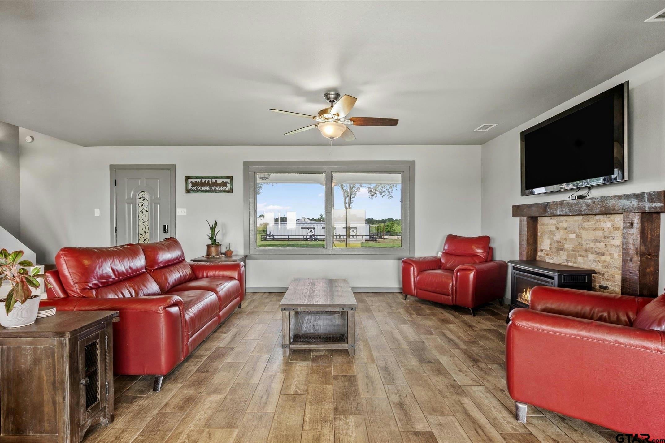 Kaufman, Texas, 75142, United States, 4 Bedrooms Bedrooms, ,3 BathroomsBathrooms,Residential,Active,1808205