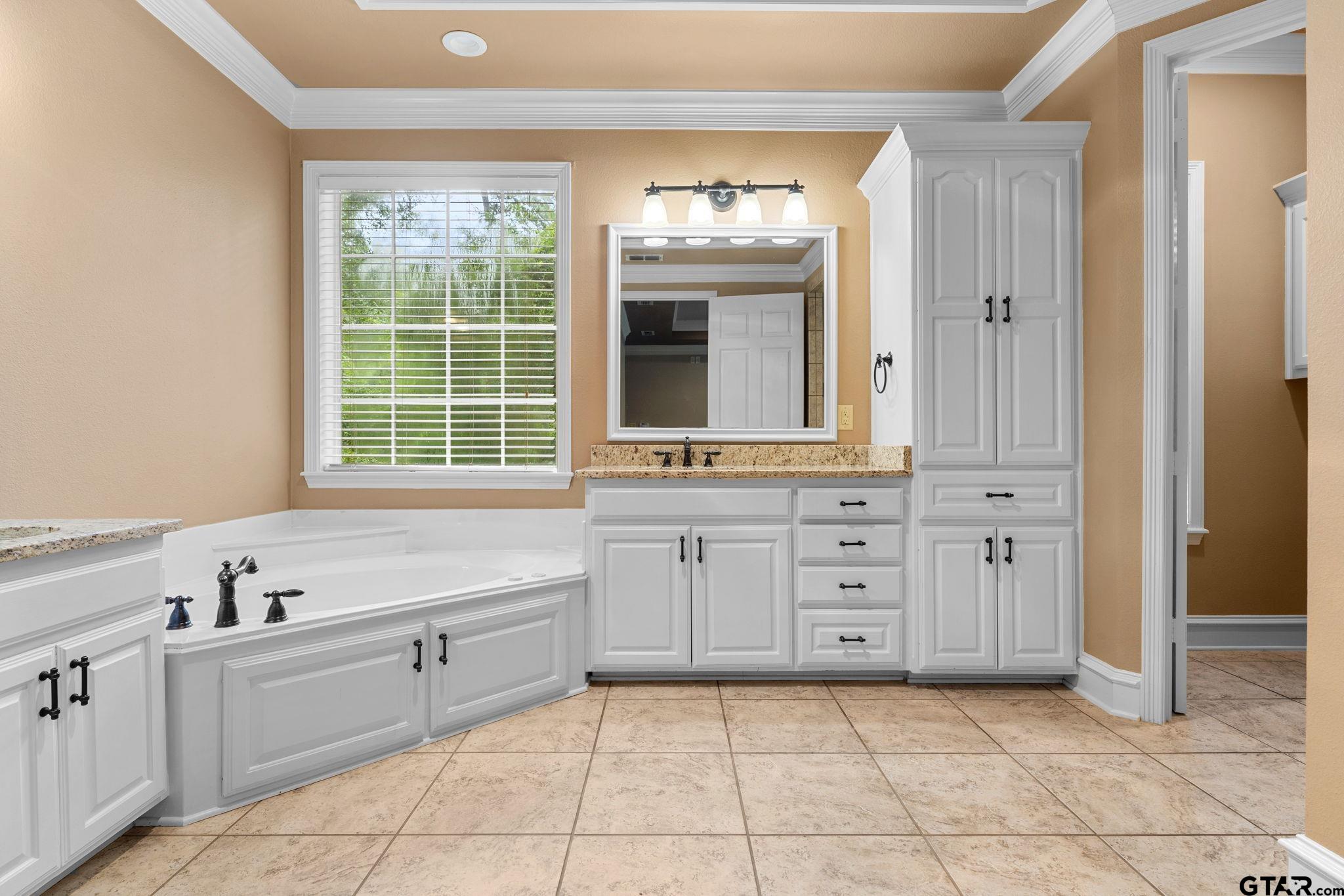 Tyler, Texas, 75703, United States, 6 Bedrooms Bedrooms, ,5 BathroomsBathrooms,Residential,Active,1892424