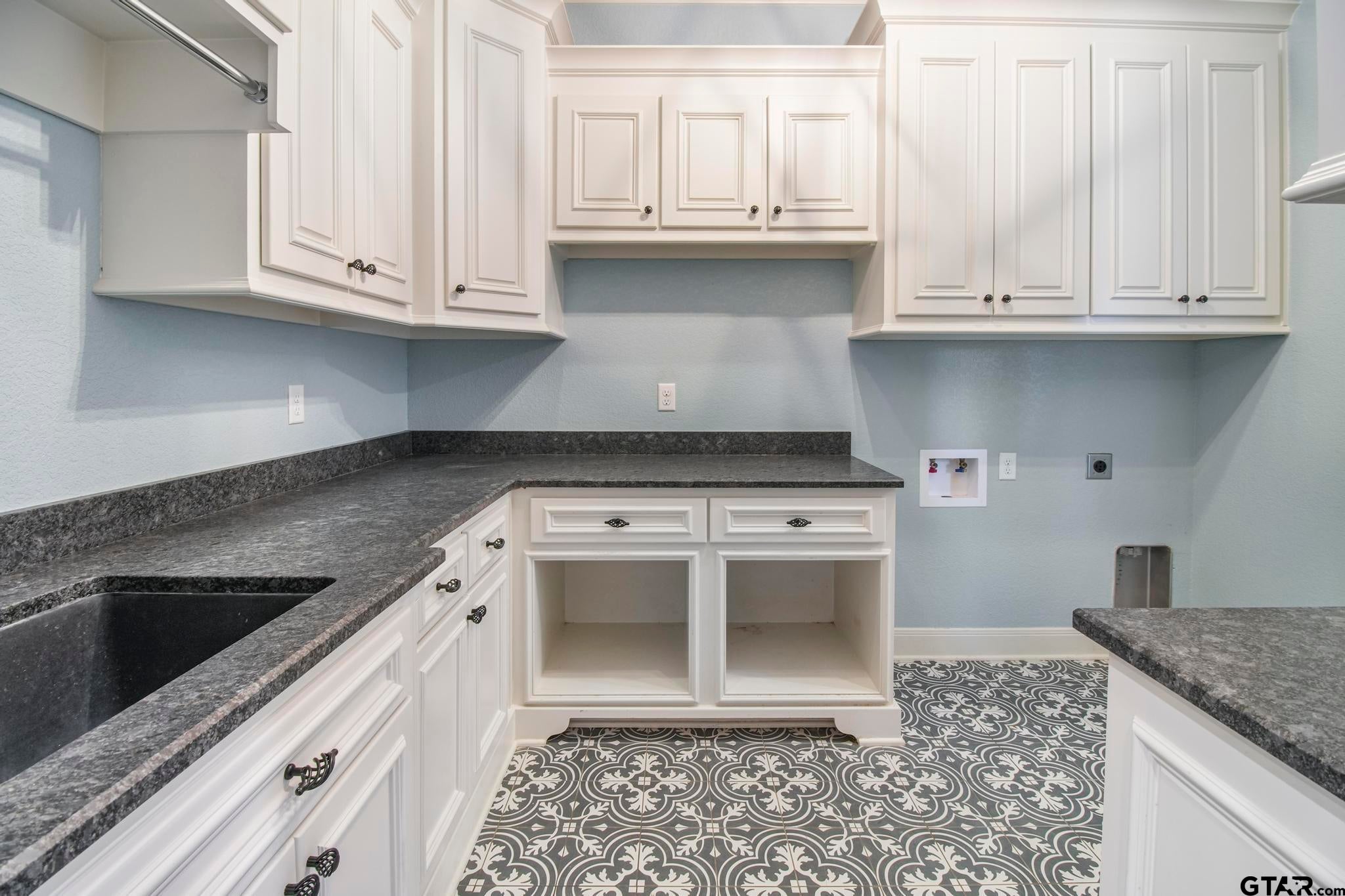 Tyler, Texas, 75703, United States, 6 Bedrooms Bedrooms, ,9 BathroomsBathrooms,Residential,Active,1953435