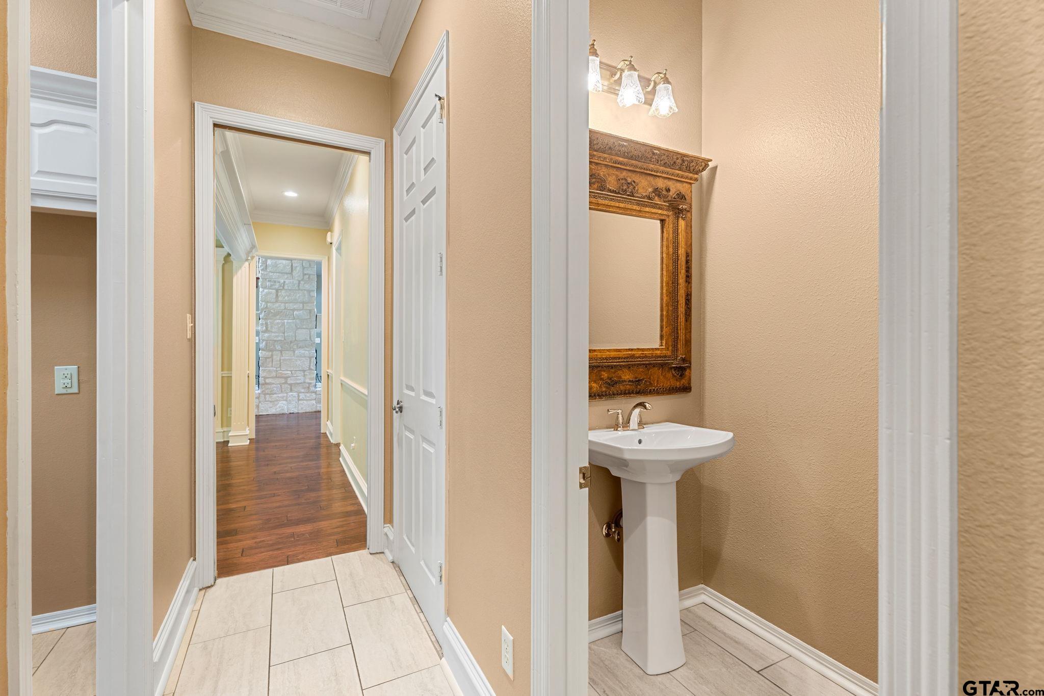 Tyler, Texas, 75703, United States, 6 Bedrooms Bedrooms, ,5 BathroomsBathrooms,Residential,Active,1892424
