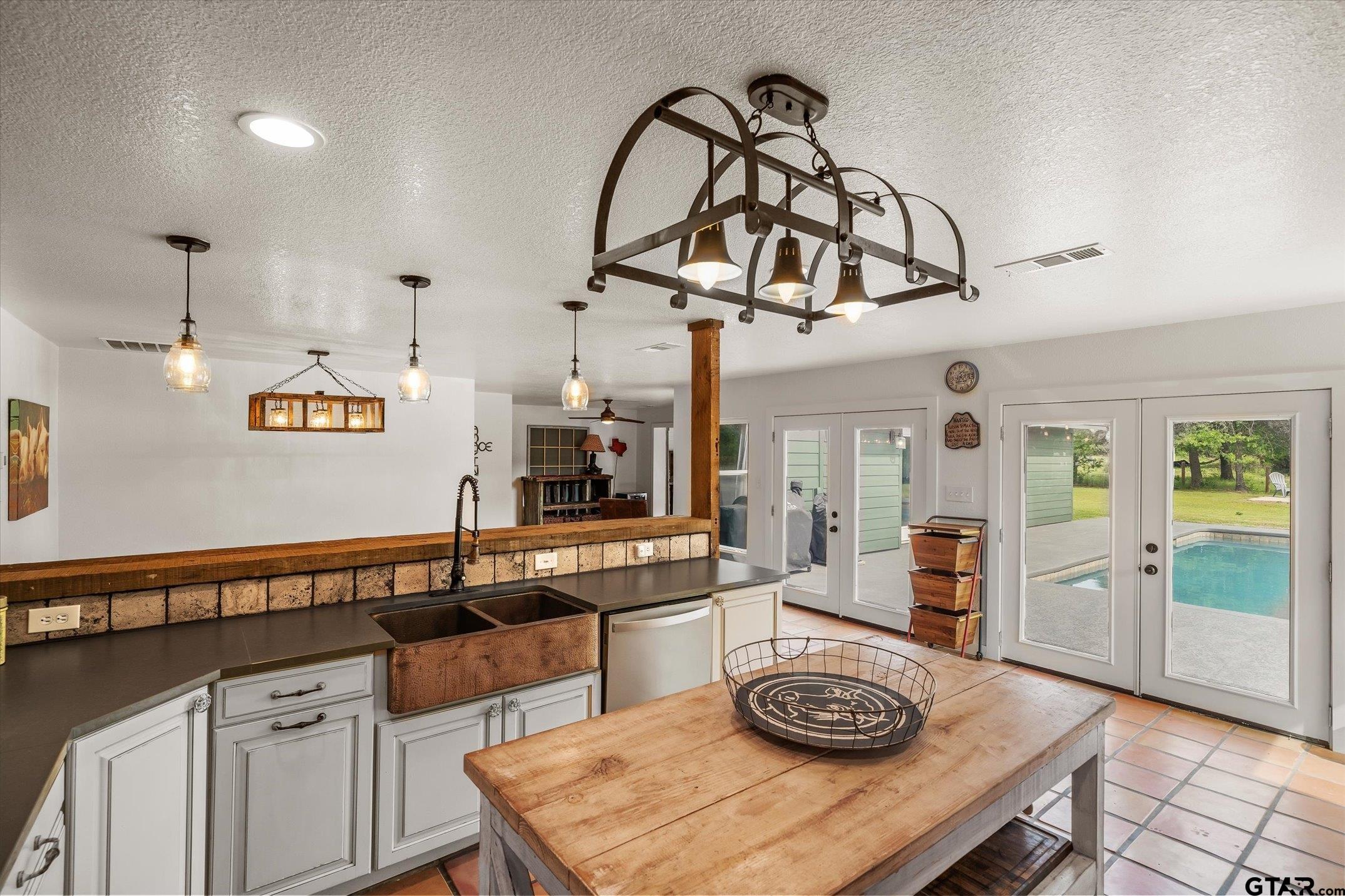 Kaufman, Texas, 75142, United States, 4 Bedrooms Bedrooms, ,3 BathroomsBathrooms,Residential,Active,2044171
