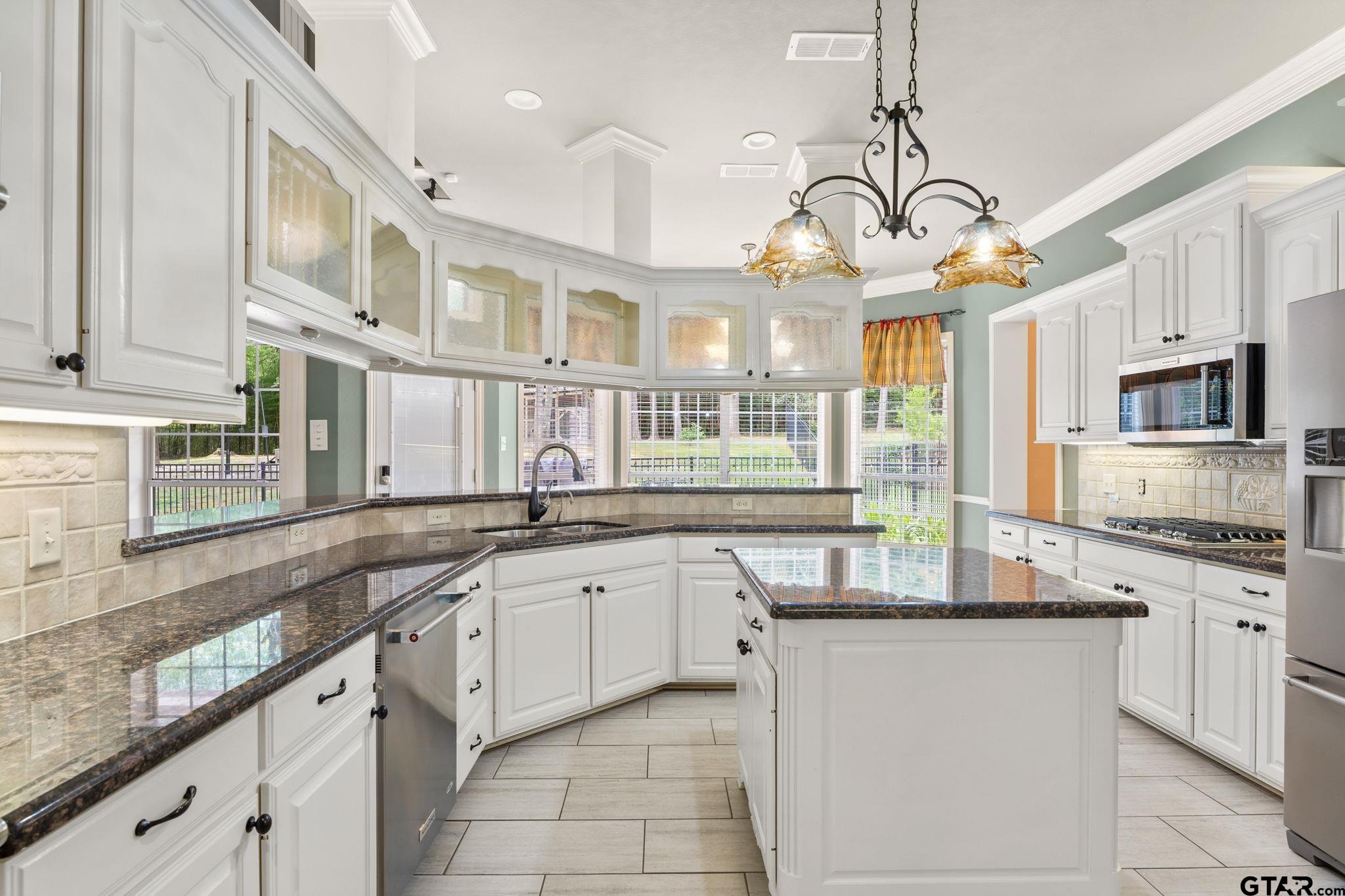 Tyler, Texas, 75703, United States, 6 Bedrooms Bedrooms, ,5 BathroomsBathrooms,Residential,Active,1892424