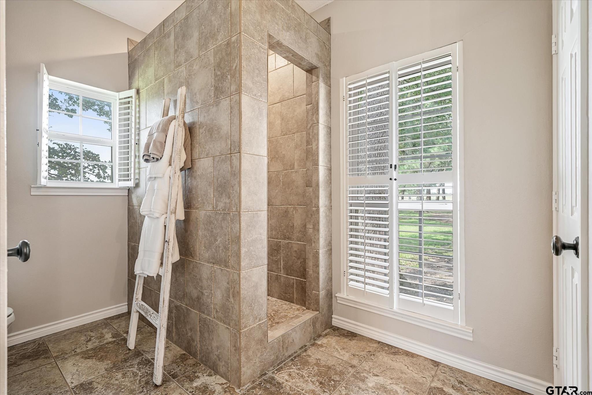 Mabank, Texas, 75147, United States, 5 Bedrooms Bedrooms, ,7 BathroomsBathrooms,Residential,Active,1985855