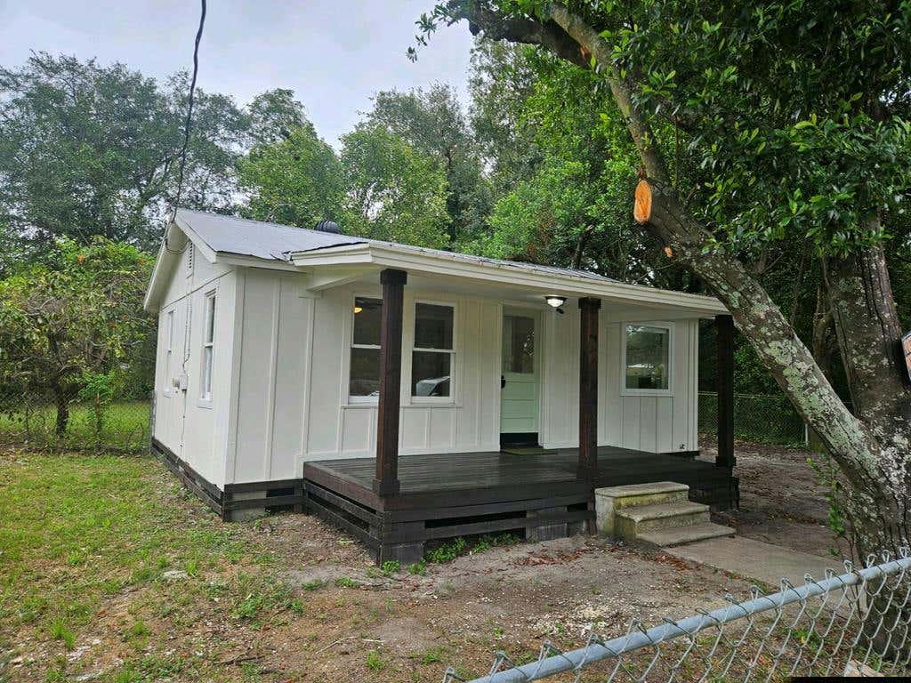 21 S 6TH ST, LAKELAND, GA 31635, photo 1 of 9