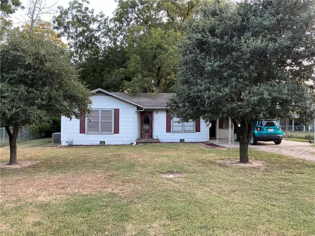 404 E NAVASOTA ST, GROESBECK, TX 76642, photo 1 of 21