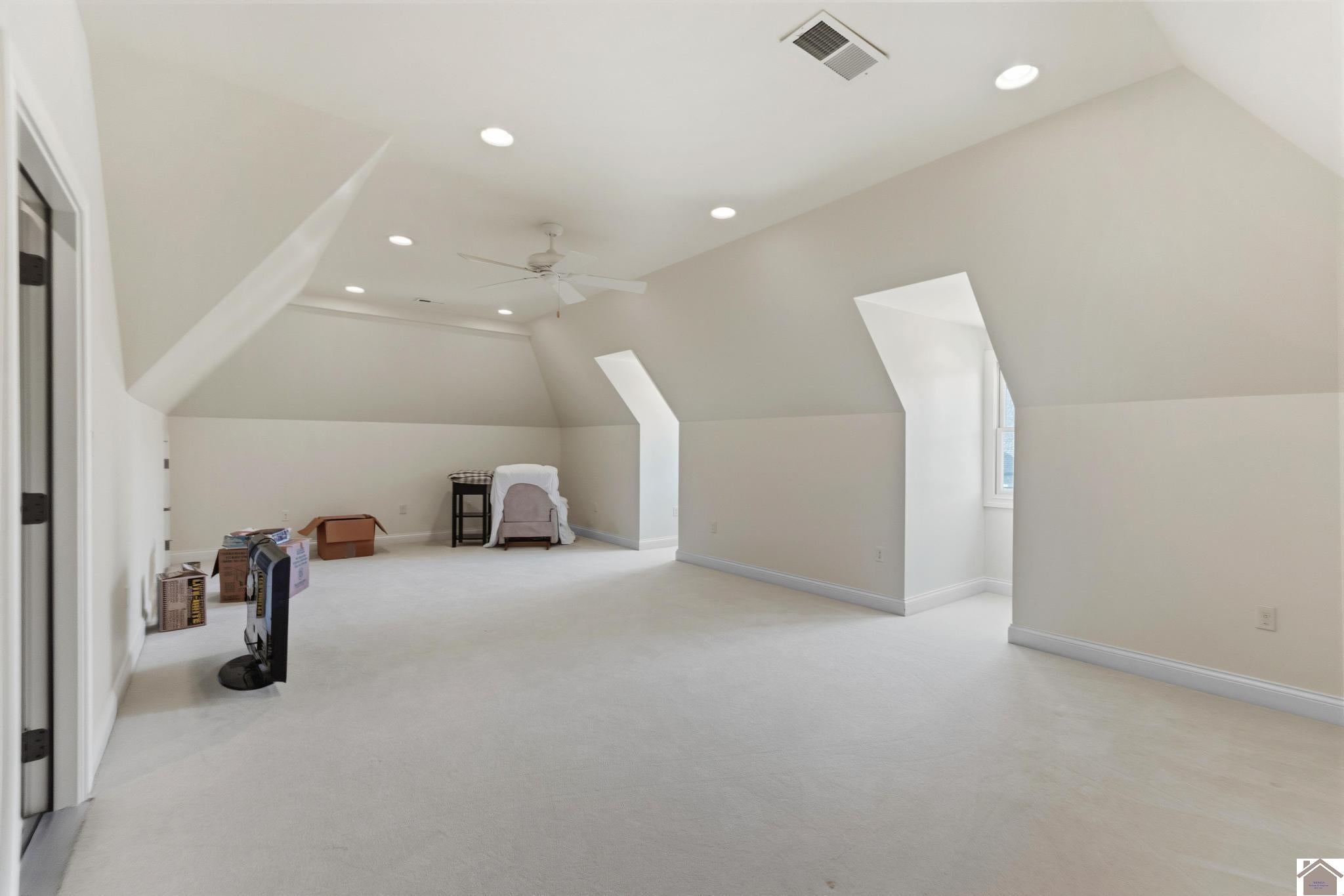 Paducah, Kentucky, 42001, United States, 5 Bedrooms Bedrooms, ,5 BathroomsBathrooms,Residential,Active,2045670