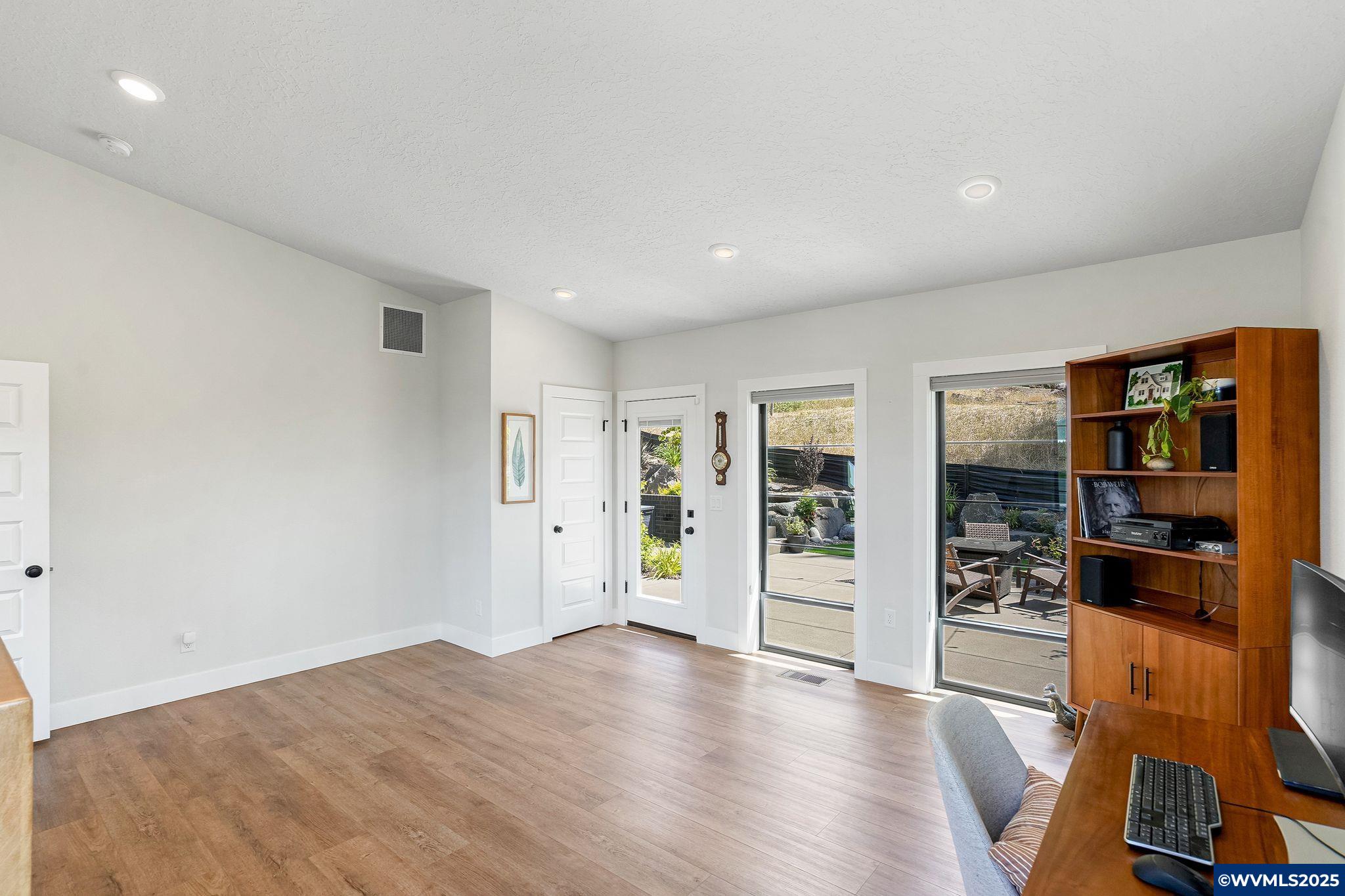 Salem, Oregon, 97302, United States, 5 Bedrooms Bedrooms, ,4 BathroomsBathrooms,Residential,Active,1888951