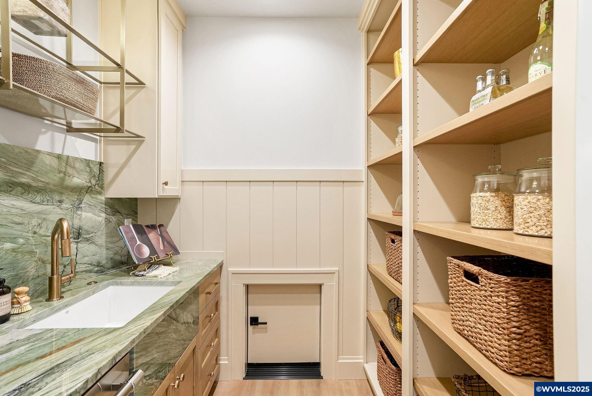 Salem, Oregon, 97302, United States, 3 Bedrooms Bedrooms, ,4 BathroomsBathrooms,Residential,Active,1889351