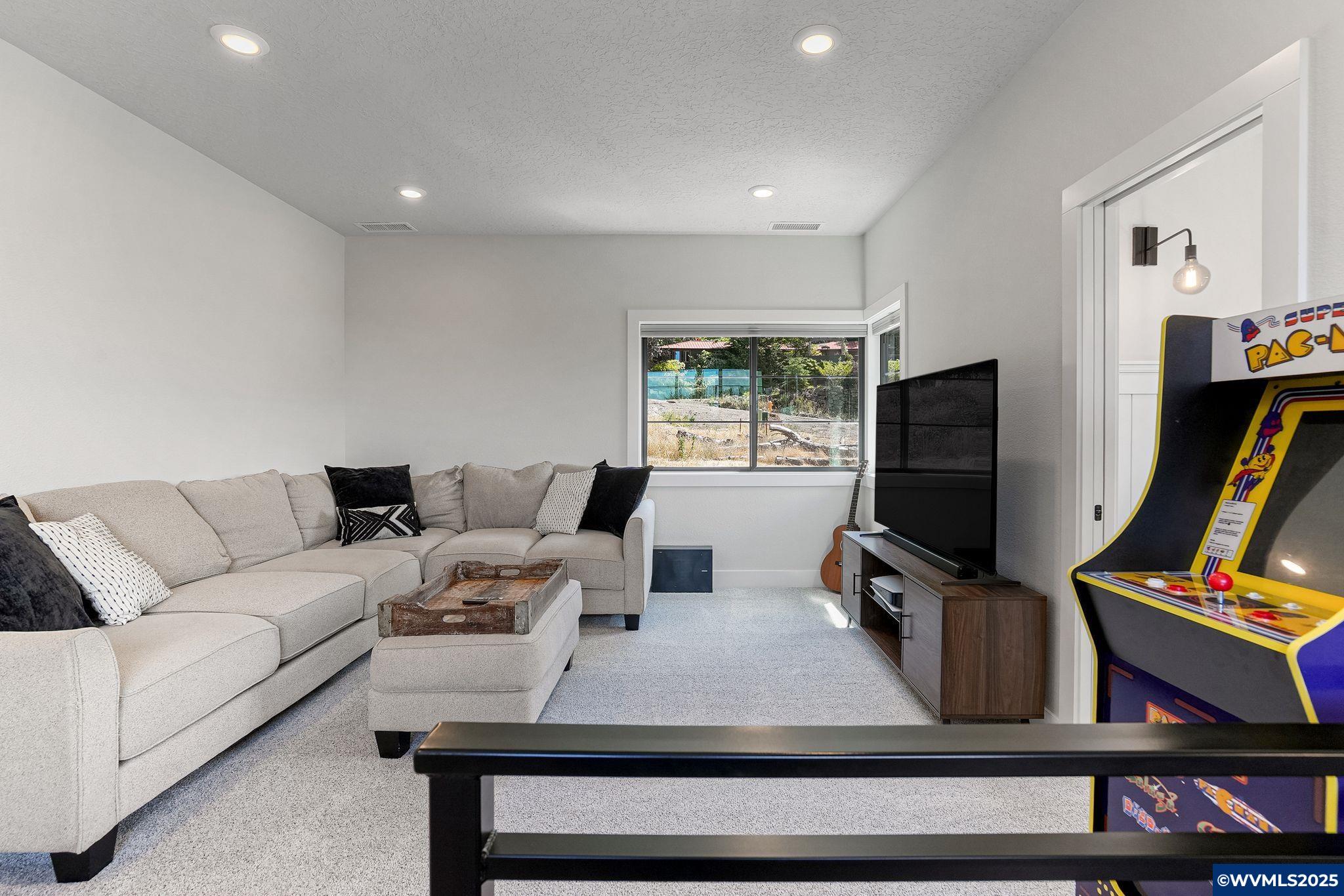 Salem, Oregon, 97302, United States, 5 Bedrooms Bedrooms, ,4 BathroomsBathrooms,Residential,Active,1888951