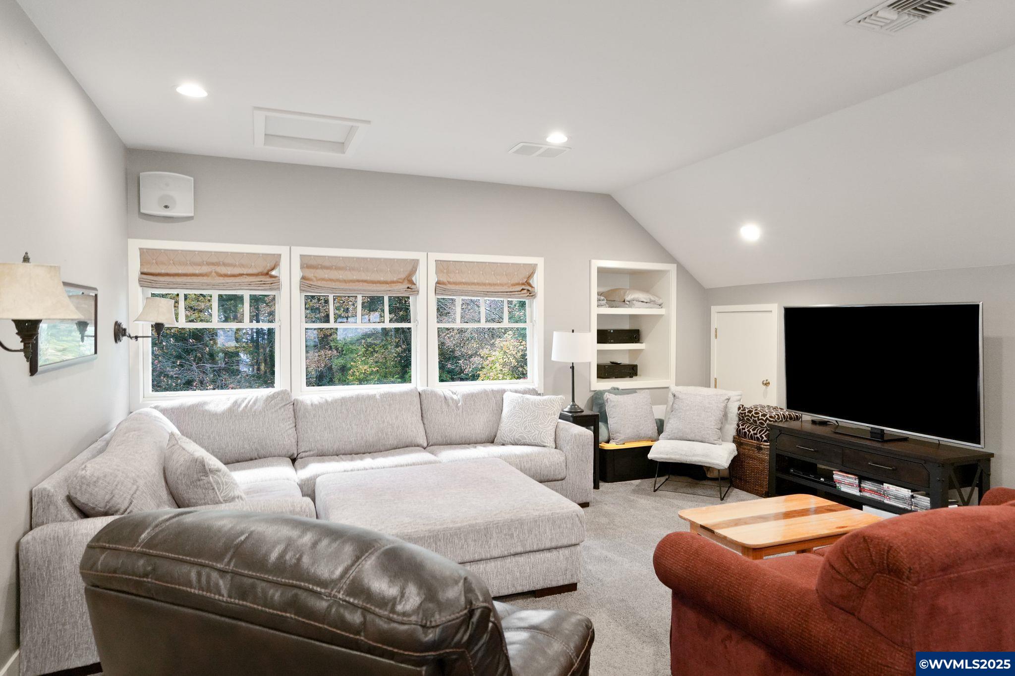 Salem, Oregon, 97302, United States, 5 Bedrooms Bedrooms, ,5 BathroomsBathrooms,Residential,Active,1993680