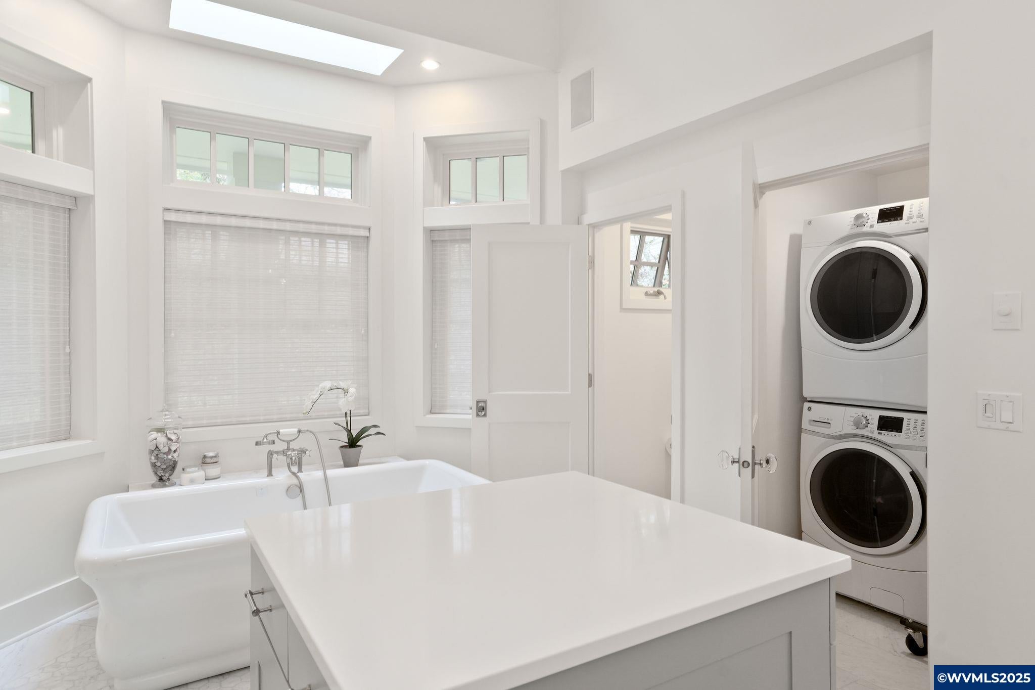 Salem, Oregon, 97302, United States, 5 Bedrooms Bedrooms, ,5 BathroomsBathrooms,Residential,Active,1993680