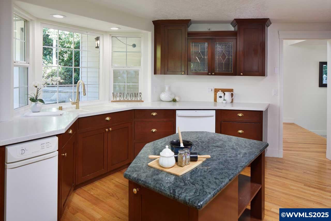 Corvallis, Oregon, 97330, United States, 4 Bedrooms Bedrooms, ,3 BathroomsBathrooms,Residential,Active,1914848