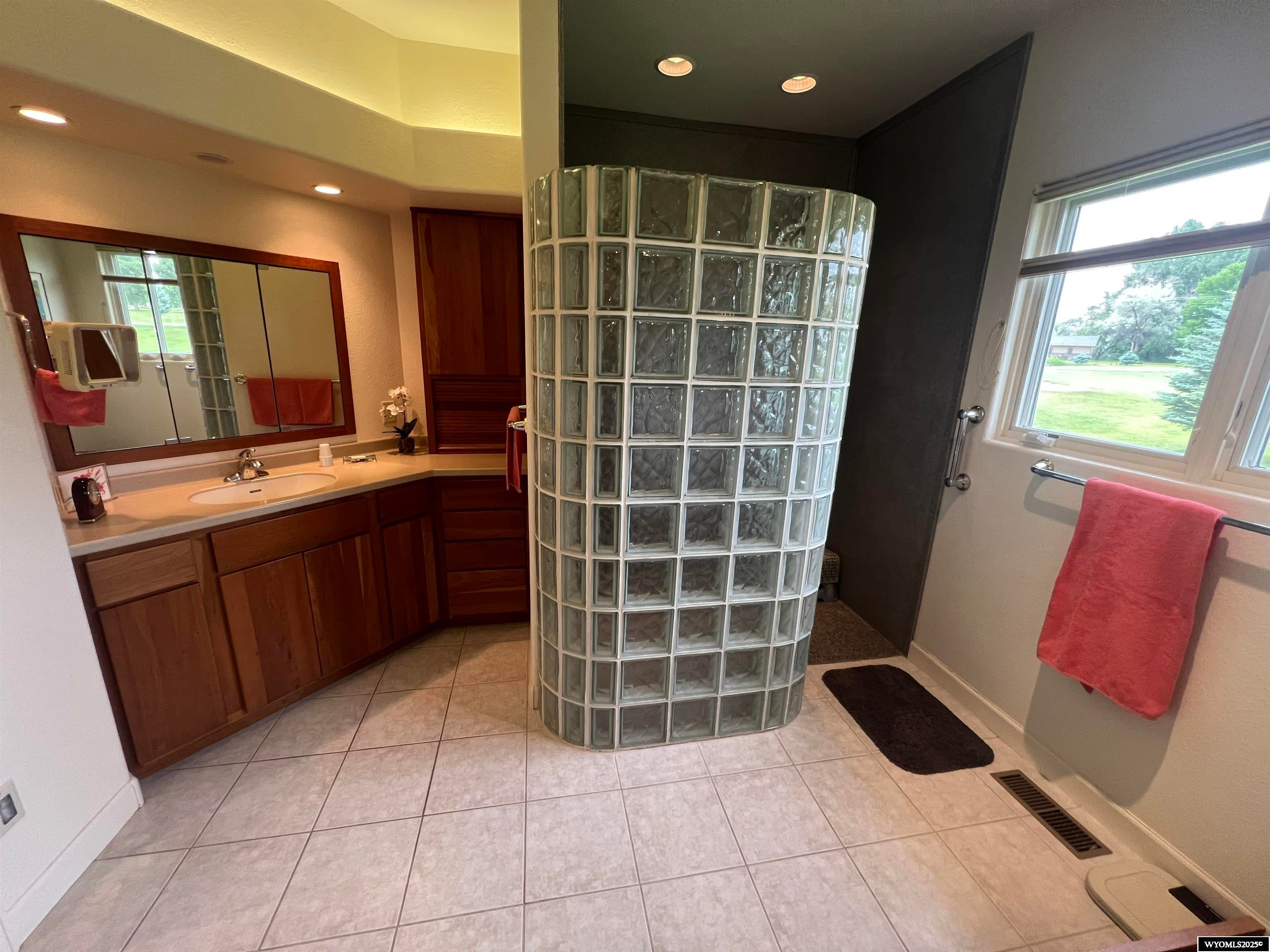 Riverton, Wyoming, 82501, United States, 5 Bedrooms Bedrooms, ,5 BathroomsBathrooms,Residential,Active,1859348