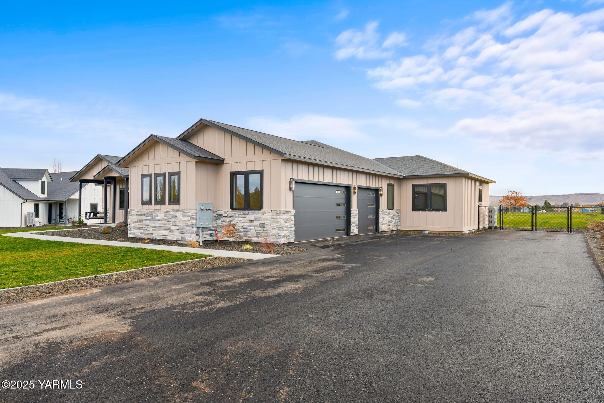 Yakima, Washington, 98908, United States, 4 Bedrooms Bedrooms, ,4 BathroomsBathrooms,Residential,Active,1993973