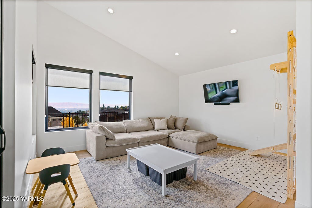 Yakima, Washington, 98908, United States, 4 Bedrooms Bedrooms, ,4 BathroomsBathrooms,Residential,Active,2008323