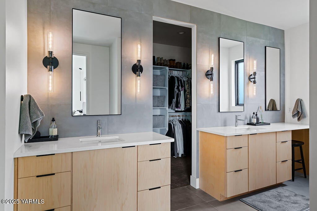 Yakima, Washington, 98908, United States, 4 Bedrooms Bedrooms, ,4 BathroomsBathrooms,Residential,Active,2008323