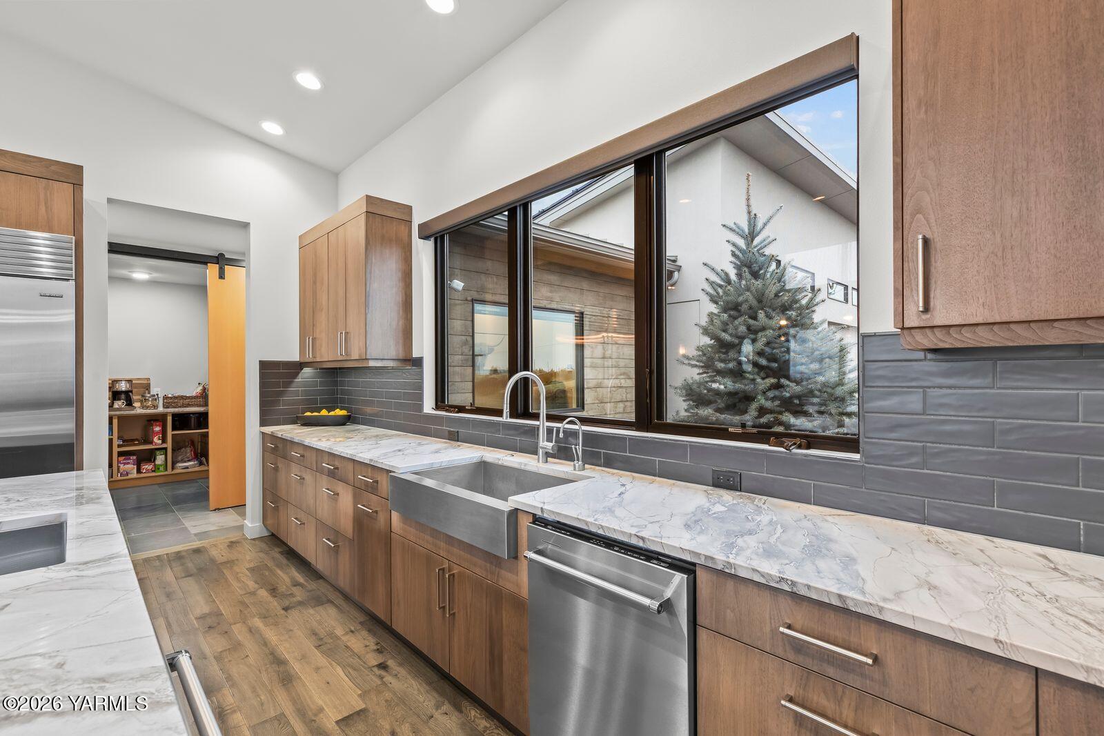 Yakima, Washington, 98908, United States, 4 Bedrooms Bedrooms, ,4 BathroomsBathrooms,Residential,Active,2011450