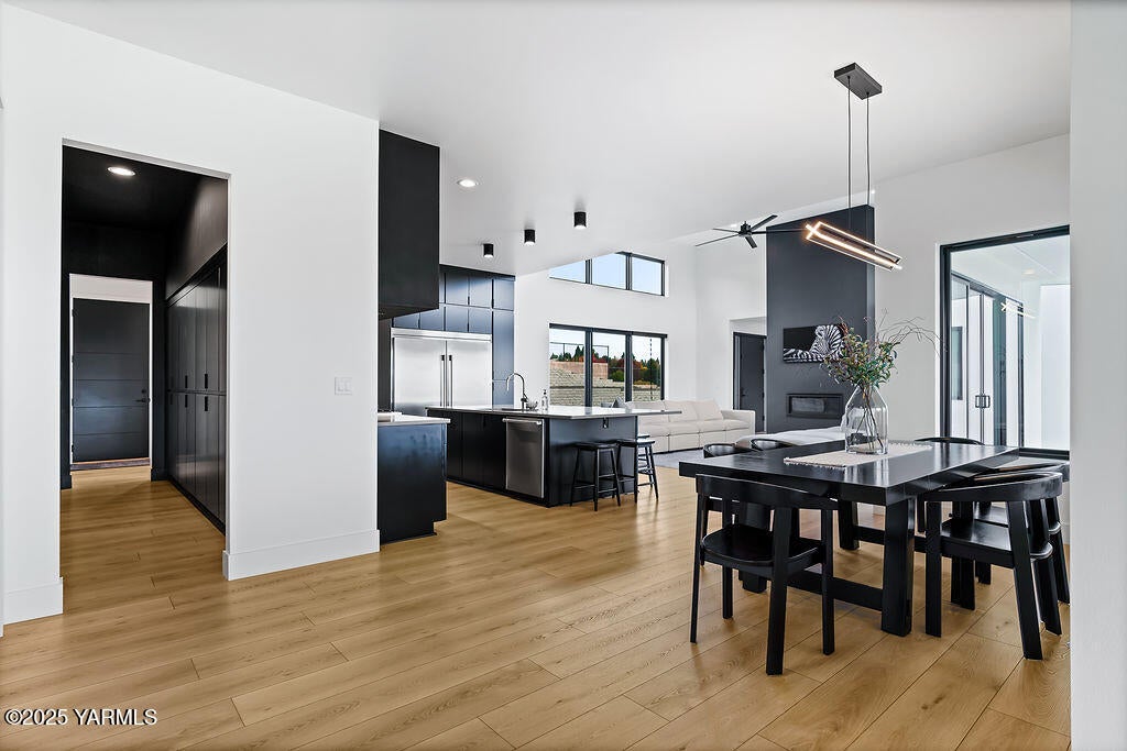 Yakima, Washington, 98908, United States, 4 Bedrooms Bedrooms, ,4 BathroomsBathrooms,Residential,Active,2008323