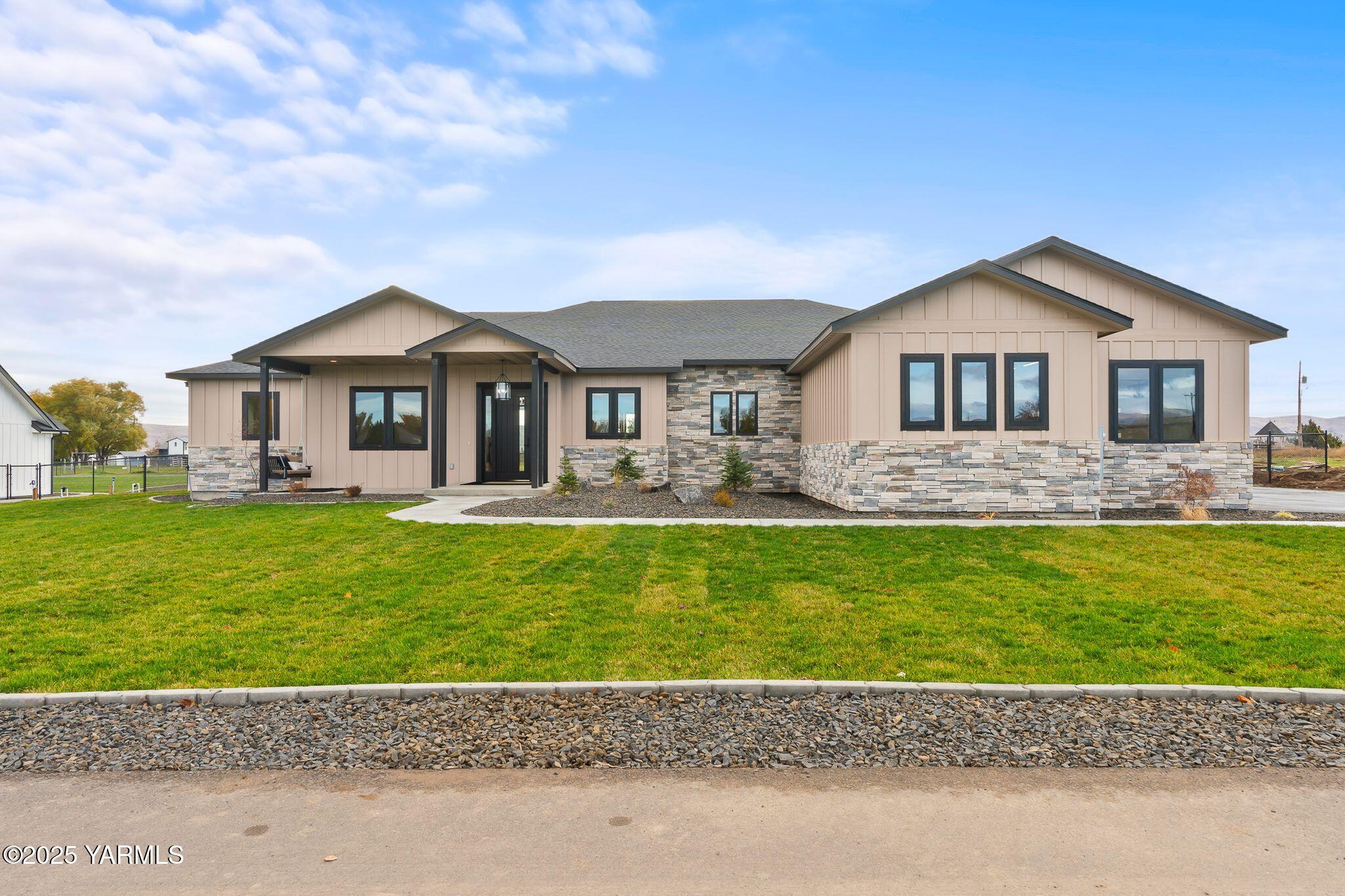 Yakima, Washington, 98908, United States, 4 Bedrooms Bedrooms, ,4 BathroomsBathrooms,Residential,Active,1993973