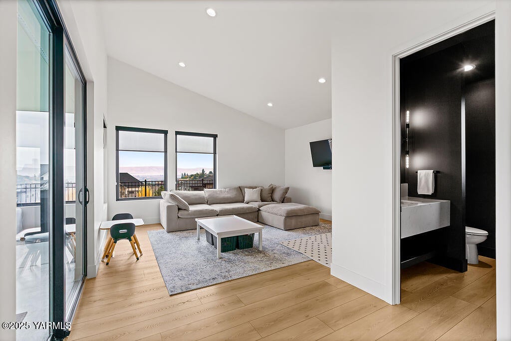 Yakima, Washington, 98908, United States, 4 Bedrooms Bedrooms, ,4 BathroomsBathrooms,Residential,Active,2008323