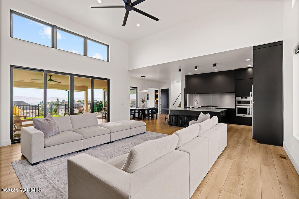 Yakima, Washington, 98908, United States, 4 Bedrooms Bedrooms, ,4 BathroomsBathrooms,Residential,Active,2008323