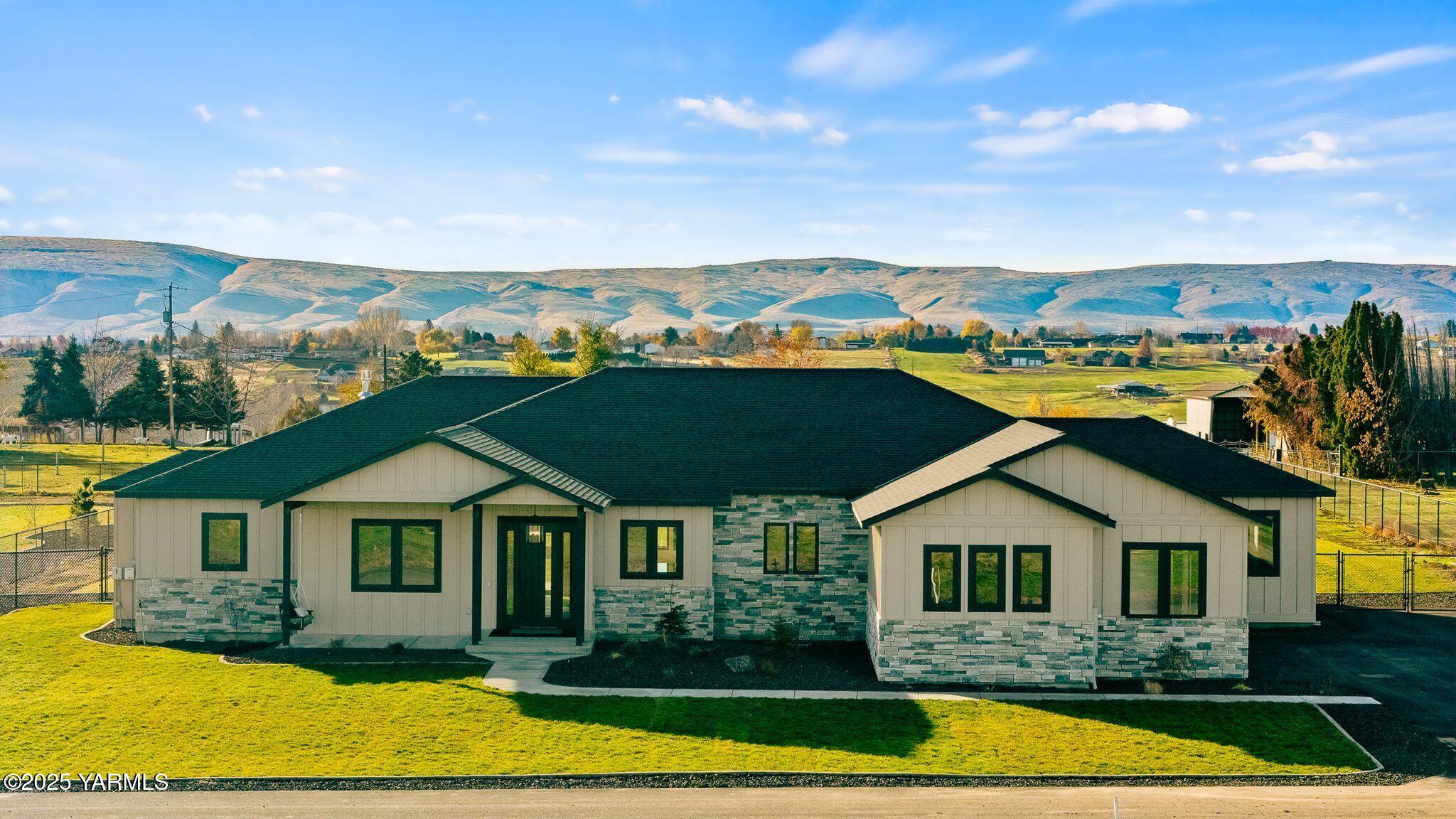 Yakima, Washington, 98908, United States, 4 Bedrooms Bedrooms, ,4 BathroomsBathrooms,Residential,Active,1993973