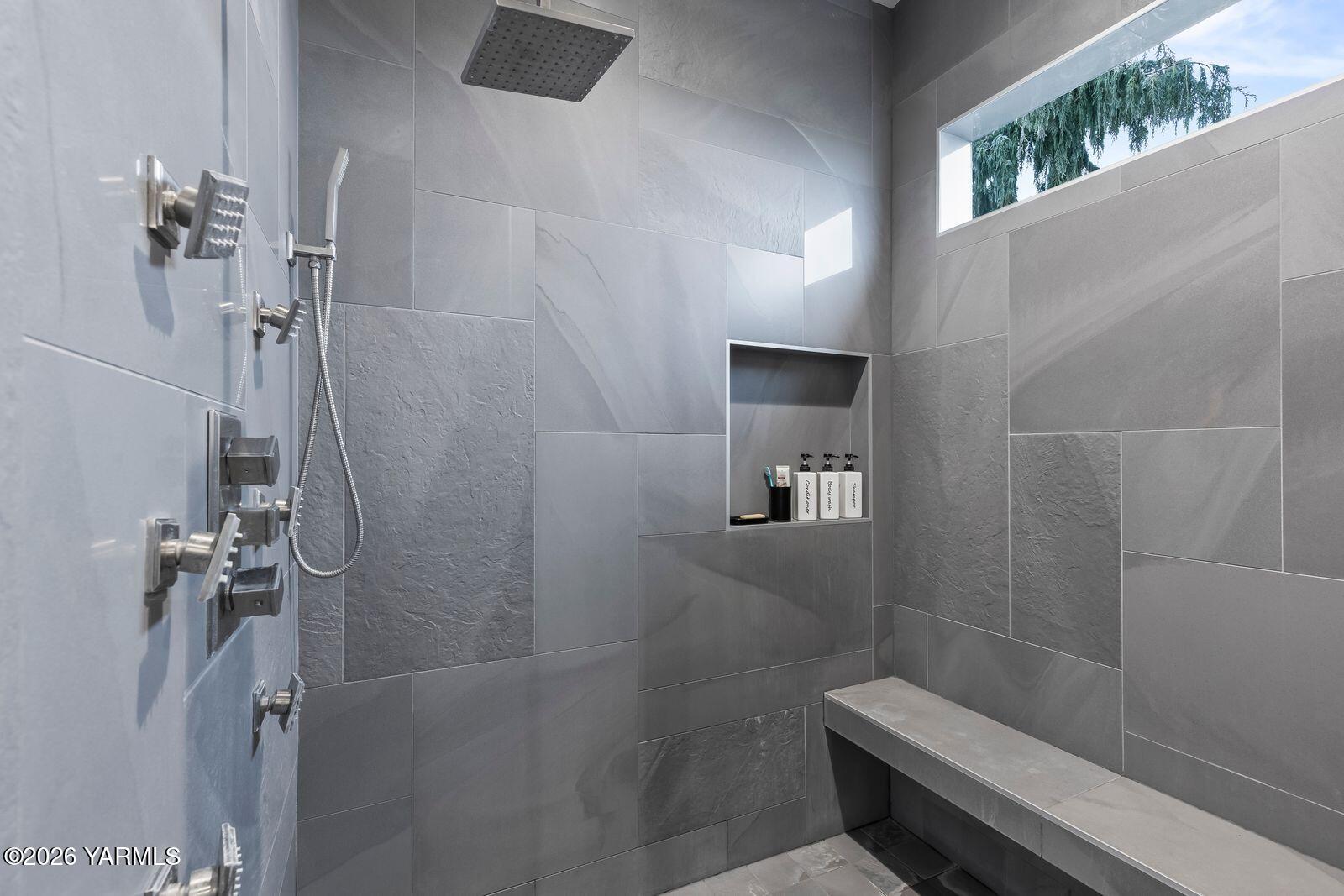 Yakima, Washington, 98908, United States, 4 Bedrooms Bedrooms, ,4 BathroomsBathrooms,Residential,Active,2011450