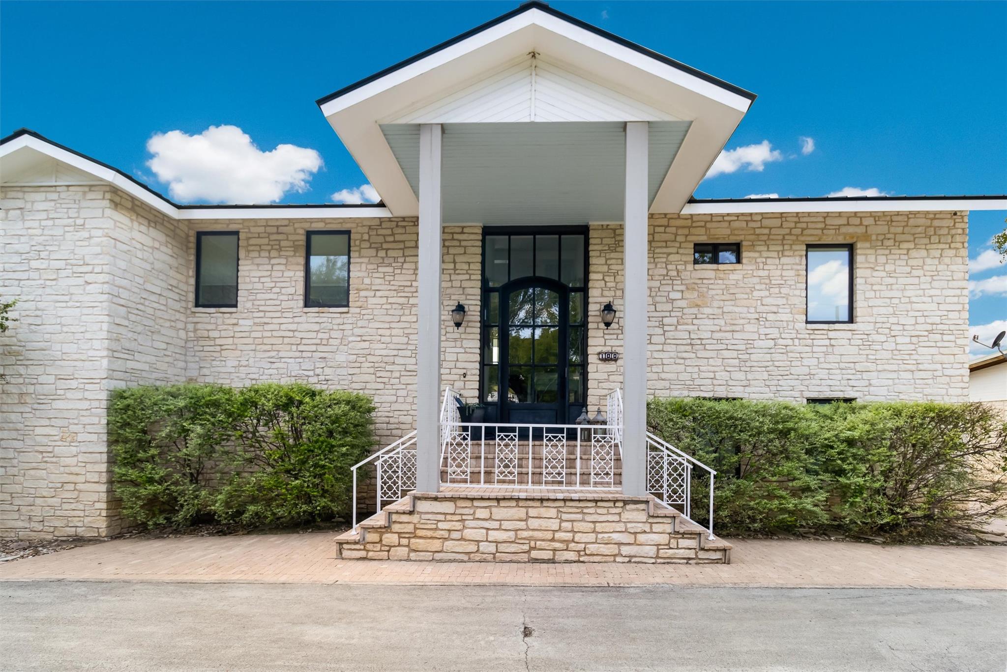 Kingsland, Texas, 78639, United States, 7 Bedrooms Bedrooms, ,6 BathroomsBathrooms,Residential,Active,1946434