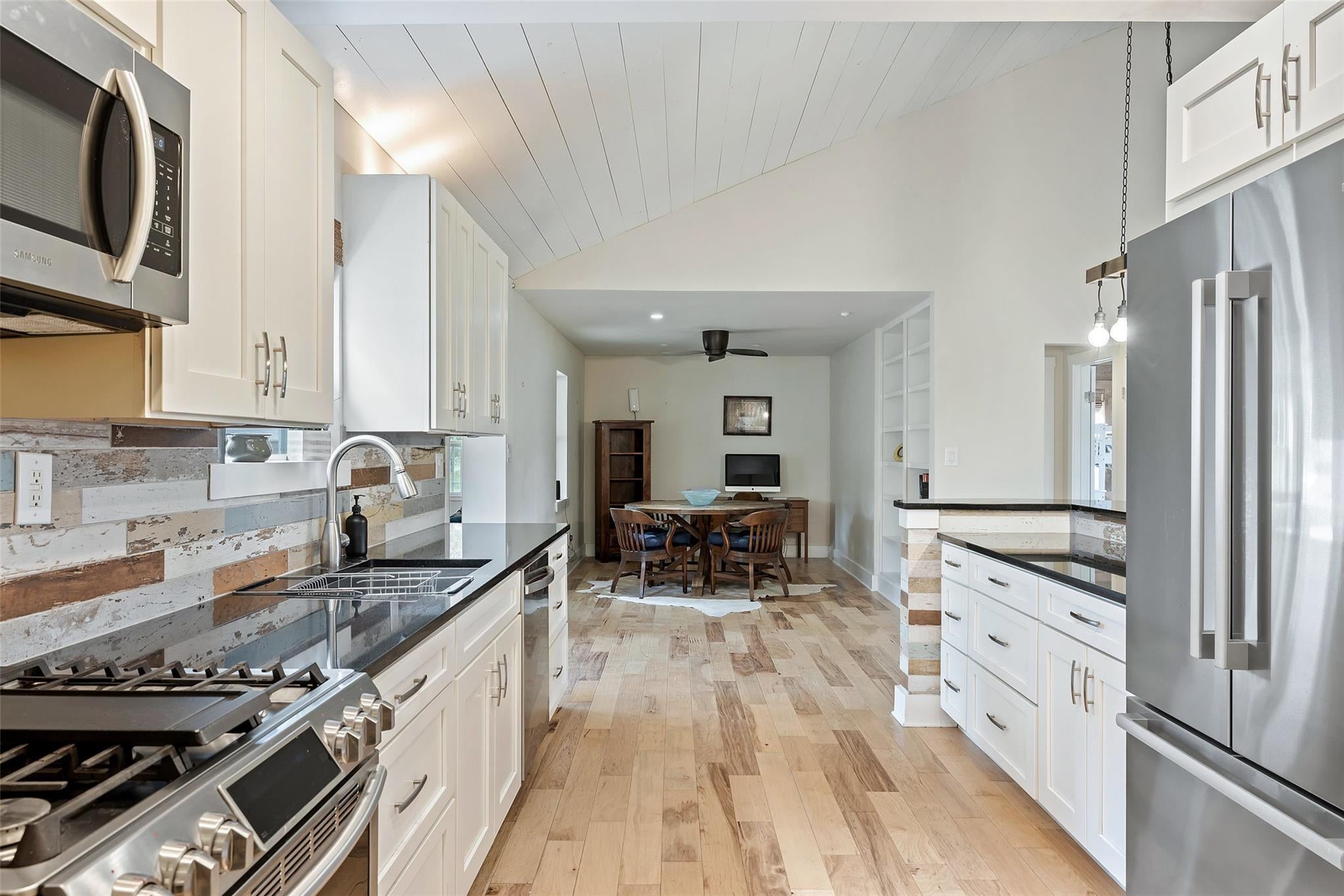 Spicewood, Texas, 78669, United States, 2 Bedrooms Bedrooms, ,2 BathroomsBathrooms,Residential,Active,1899916