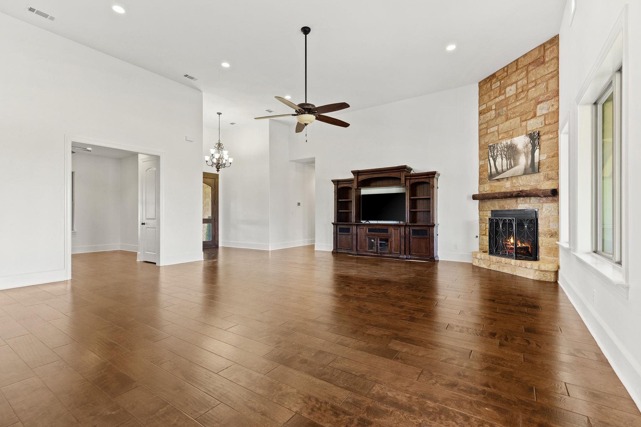 Elgin, Texas, 78621, United States, 5 Bedrooms Bedrooms, ,4 BathroomsBathrooms,Residential,Active,2006921