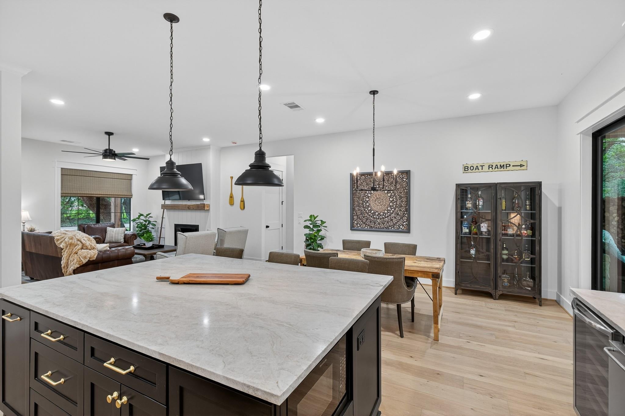 Kingsland, Texas, 78639, United States, 5 Bedrooms Bedrooms, ,4 BathroomsBathrooms,Residential,Active,2006783