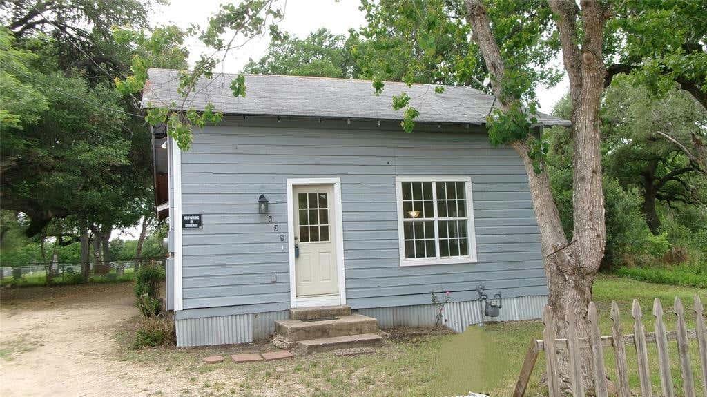 809 W NAVARRO ST, LOCKHART, TX 78644, photo 1 of 13