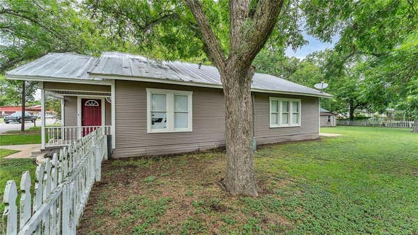 409 N AVENUE G, SHINER, TX 77984, photo 4 of 40