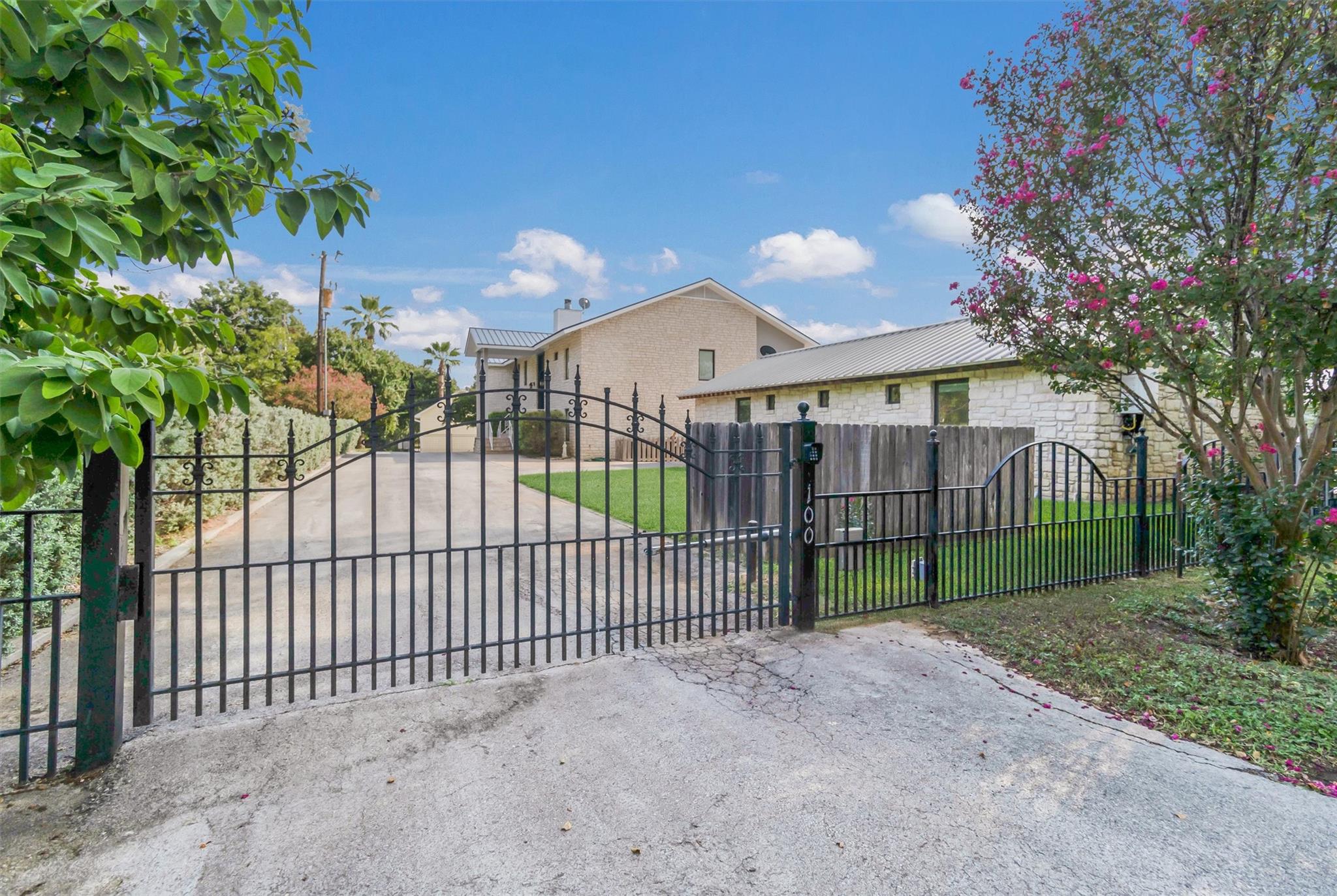 Kingsland, Texas, 78639, United States, 7 Bedrooms Bedrooms, ,6 BathroomsBathrooms,Residential,Active,1946434